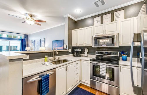 Belltown Condo | Emerald City Escape with Pool and Parking!