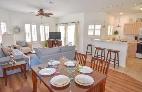 Holiday Isle Apartment | Emerald Escape II - 2BR SPC Beach Walk