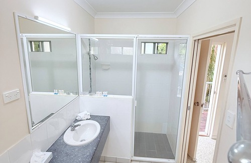 Emu Park Apartment | Emu Park Beach resort. Family Rooms for 3 guest.