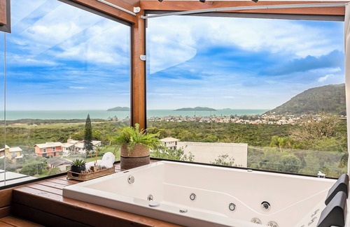 Florianopolis House | Enjoy beaches, heated pool, bathtub with comfort on your vacation.