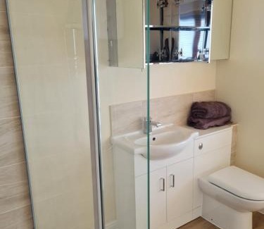 Sherborne St. John Apartment | En-suite room with Juliet balcony in a house