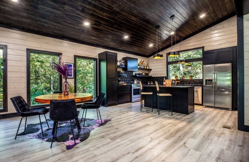 Broken Bow Cabin | Enchanting Cabin for Two – Hot Tub & Fire Pit
