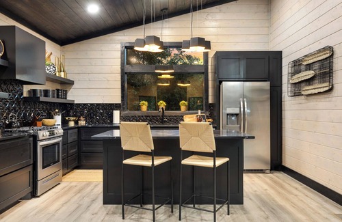 Broken Bow Cabin | Enchanting Cabin for Two – Hot Tub & Fire Pit