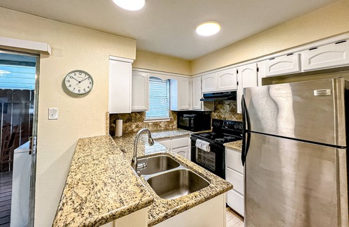 Bay Area Condo | Enchanting dog-friendly condo with pool, balcony, full kitchen, & washer/dryer