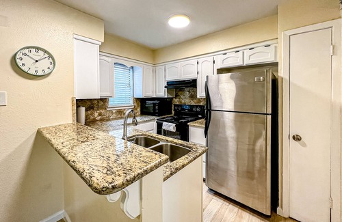Bay Area Condo | Enchanting dog-friendly condo with pool, balcony, full kitchen, & washer/dryer