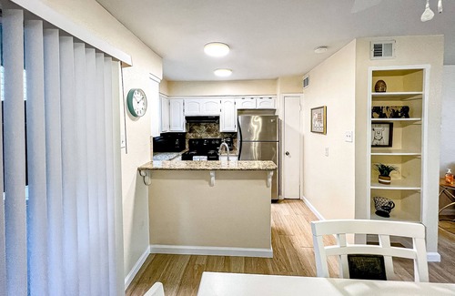 Bay Area Condo | Enchanting dog-friendly condo with pool, balcony, full kitchen, & washer/dryer