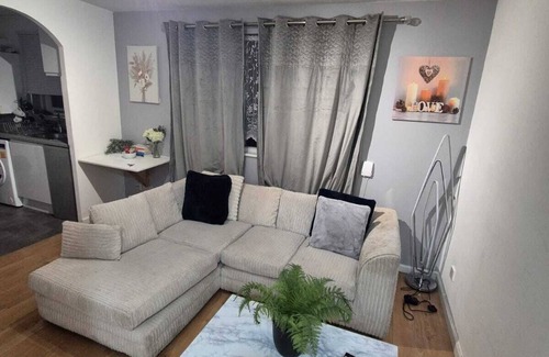 Chase Apartment | Enchanting Enfield Studio Free Parking