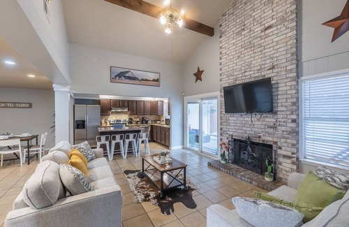Wetmore House | Enchanting Texas Home w Pool, GameRoom, MiniGolf & Firepit by 6Flags & Seaworld