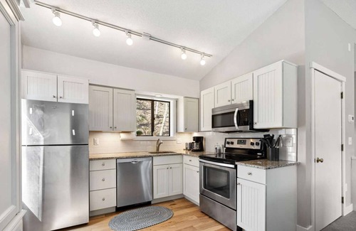 Quechee Condo | End Unit, Near Downtown Quechee - Mill Run 3A