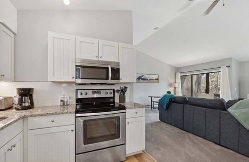Quechee Condo | End Unit, Near Downtown Quechee - Mill Run 3A