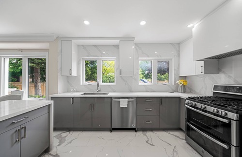 Newtonbrook House | Endless Comfort Awaits In This Poolside Hideaway!nTranquility meets convenience!