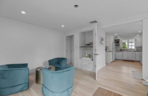 Easton's Point House | Endless Summer Cottage - Charming 3BR House near Beaches Middletown, RI