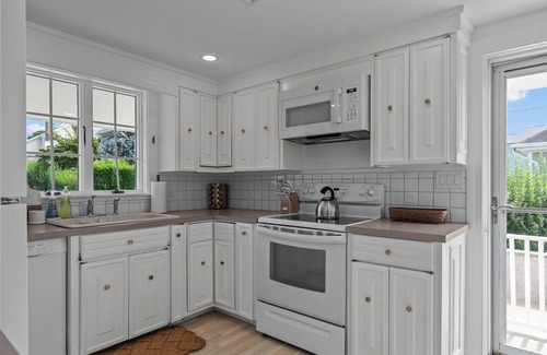 Easton's Point House | Endless Summer Cottage - Charming 3BR House near Beaches Middletown, RI