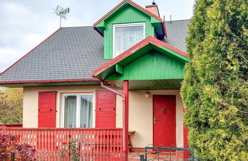 Drawno House | Enjoy a beautiful vacation at the lake in this inviting vacation home!