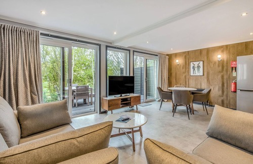 North Stoke Ski Chalet | Enjoy a break in the Hawthorn Lodge.