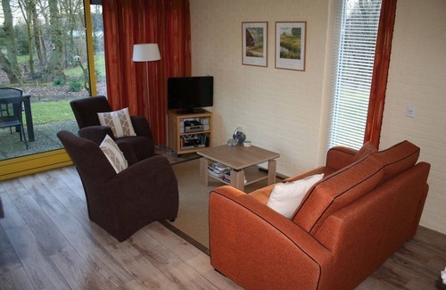 Nieuw Heeten House | Enjoy a comfortable stay in the wheelchair-friendly IJssel Comfort bungalow for 4 people at Vakantiepark de Sallandshoeve, surrounded by nature.