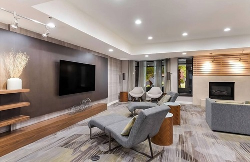 Tempe Hotel | Enjoy a Hassle-Free and Suiting Stay! Pets are Allowed, Outdoor Swimming Pool!