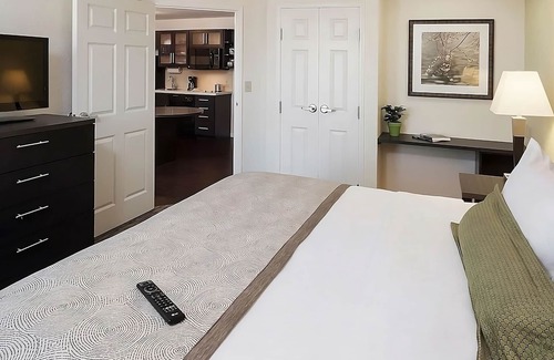 Clearwater Hotel | Enjoy a Hassle-Free Stay! 2 Comfortable Units, Outdoor Pool, Free Parking