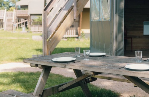Nieuw Heeten House | Enjoy a luxury glamping experience in the Safaricottage XS for 4 people with private sanitation at Vakantiepark de Sallandshoeve, perfect for nature lovers and those seeking peace.