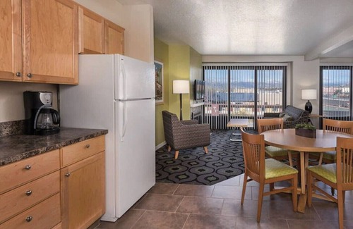 Downtown Reno Condo | Enjoy all Reno has to offer in this 2BD resort condo with outdoor pool/hot tub