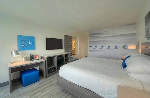 Fort Walton Beach Hotel | Enjoy Beachfront Bliss for Adventure Seekers with Heated Outdoor Pool