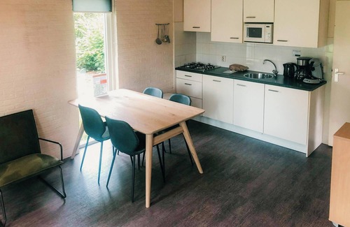 Nieuw Heeten House | Enjoy comfort and nature in the IJssel Comfort Plus bungalow for 4 persons at Vakantiepark de Sallandshoeve, with modern amenities and a peaceful setting.