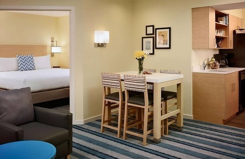 Monmouth Junction Hotel | Enjoy Free Breakfast and Outdoor Pool! Discover a Charming Stay in Princeton!