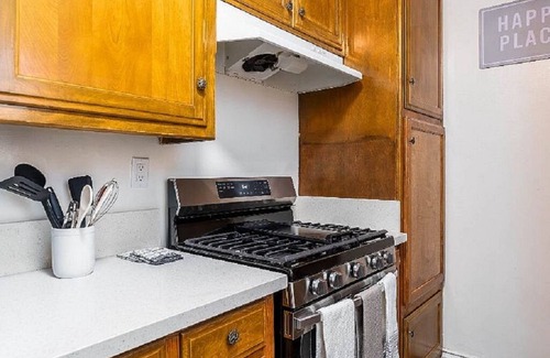 Inglewood Apartment | Enjoy Inglewood at its finest, unit 3, lower 2 bedroom, Samsung air fryer oven.