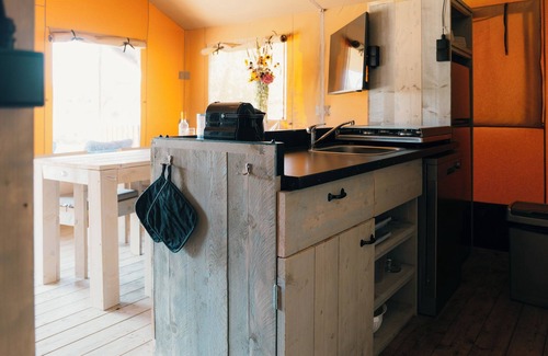 Nieuw Heeten House | Enjoy luxury glamping in the Safaritcottage at Vakantiepark de Sallandshoeve: perfect for a comfortable holiday in the nature of the Veluwe.