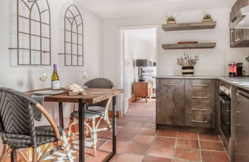 Stellenbosch Apartment | Enjoy magical views from the pool-side a few minutes from the heart of Stellies!