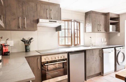 Stellenbosch Apartment | Enjoy magical views from the pool-side a few minutes from the heart of Stellies!