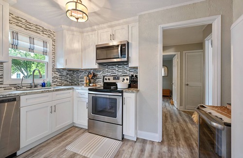 Bryan House | Enjoy our cozy cottage just minutes from A&M Campus