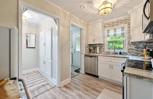 Bryan House | Enjoy our cozy cottage just minutes from A&M Campus