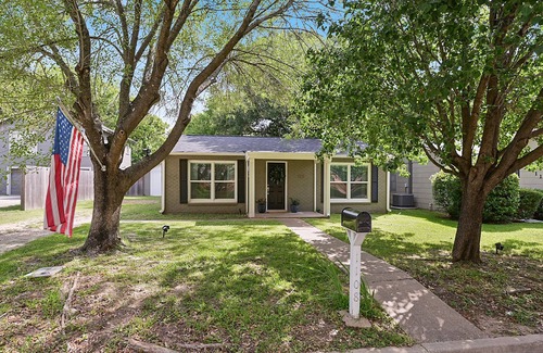 Bryan House | Enjoy our cozy cottage just minutes from A&M Campus