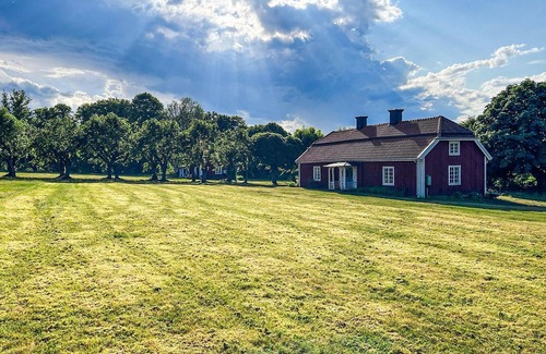Soderkoping Municipality House | Enjoy pure idyll in this old cottage within walking distance to the fjord