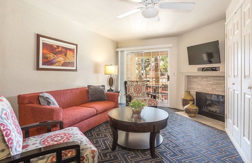 Paradise Resort | Enjoy the Fremont Street Experience!