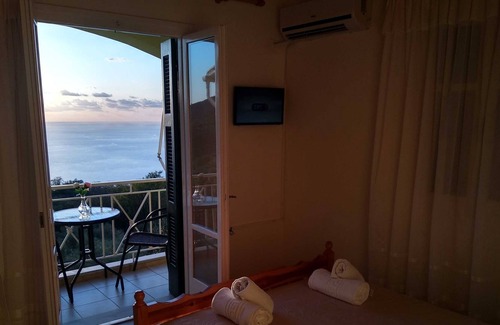 Kalamitsi House | Enjoy the sunsets of Ioanian sea at your balcony!