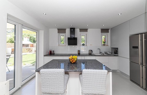 Mravince House | Enjoy your vacation in idyllic surroundings in this beautiful vacation home with pool!