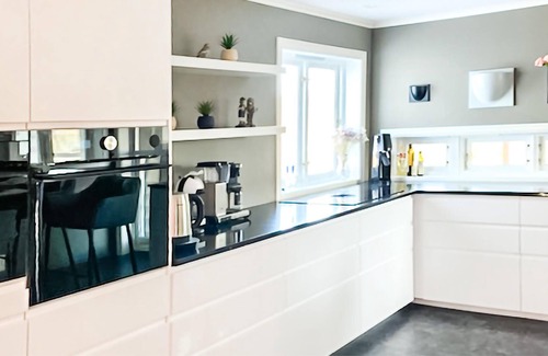 Bremnes House | Enjoy your vacation in beautiful vacation home in fantastic location directly on the water.