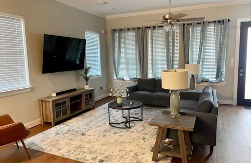 Washington Ave./ Memorial Park House | Enjoyable 2-bedroom house with AC in vibrant Houston