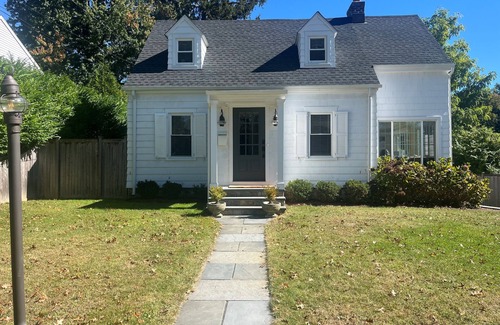 Fairfield House | Enjoyable 3 bedroom house in Fairfield, four miles to downtown and beaches