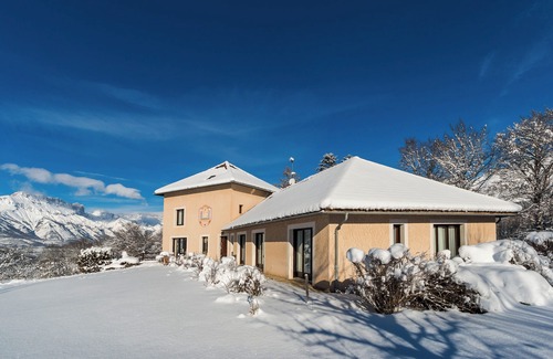 Saint-Bonnet-en-Champsaur Villa | Entire house with spa in a unique setting! view of the mountains.