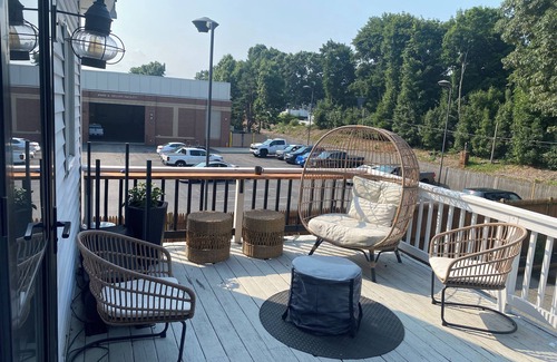 Wakefield House | Entire 2nd Floor Unit, Lakeside, 5min walk to town