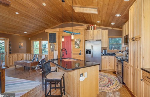 Lost River Cabin | Entire Cabin in Lost River w/fire pit + pet friendly!