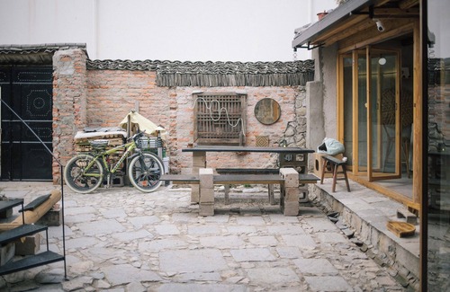 Xizhou Villa | Entire Courtyard by the lake Erhai with Tibetan Fireplace and Floor Heating