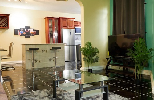Montego Bay House | Entire Cozy Luxury Meadows With Free Wifi,Parking&Hottub