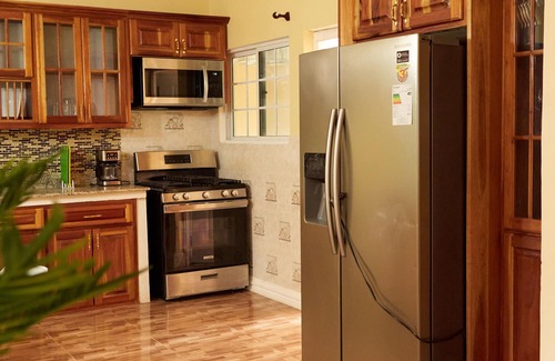 Montego Bay House | Entire Cozy Luxury Meadows With Free Wifi,Parking&Hottub