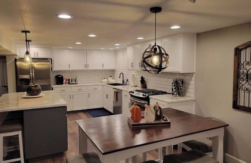 Canby Apartment | Entire Guest Unit - Cool Canby Crib-Full Basement