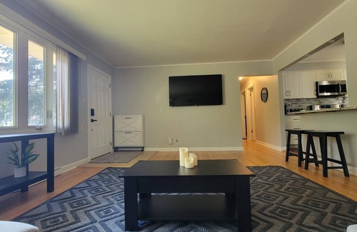 Northbrook House | Entire home, close to highway, serene neighborhood