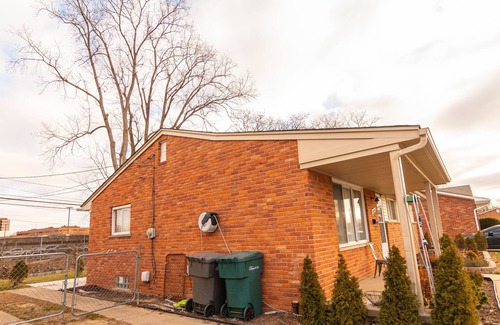 Dearborn House | Entire home, strategic location, everything within reach. Off i94 & Southfield.